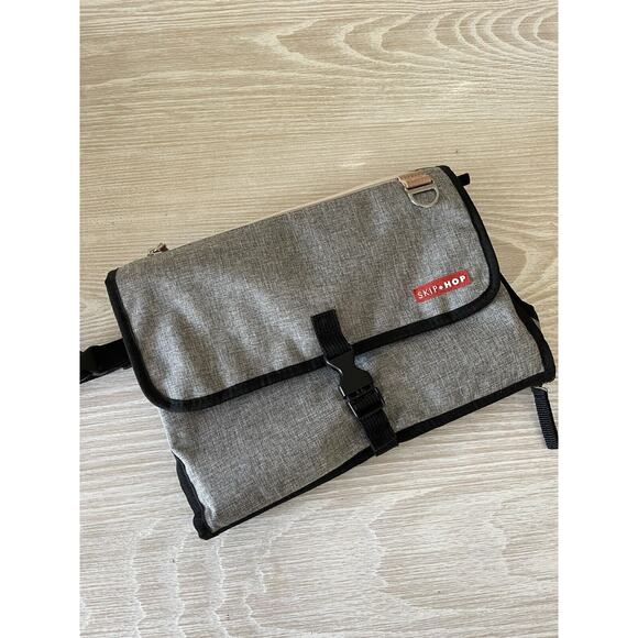 Skip Hop Pronto Baby Portable Changing Station & Diaper Changing Pad Clutch Gray - Picture 4 of 8